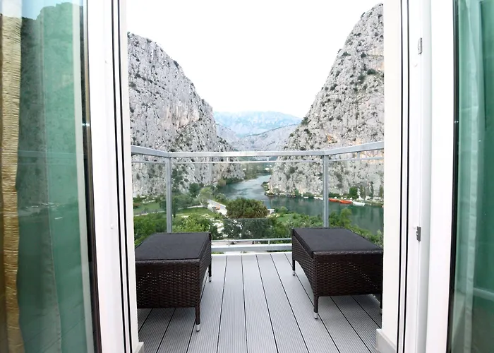 ホテル Dvor (adults Only) オミシュ